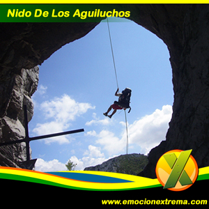 EL NIDO DE LOS AGUILUCHOS ES UN ENORME HOYO QUE ATRAVIESA LA MONTAÑA EN EL PAQUE LA HAUSTECA, LA MISION ES CAMINAR, TREPAR, ESCALAR POR LA ARISTA DE LA MONTAÑA, ESTAR SOBRE LA CUEVA, PARA ENTRAR Y BAJAR A RAPEL EN CAIDA LIBRE Y SALIR OTROS 3 RAPELES. WWW.EMOCIONEXTREMA.COM