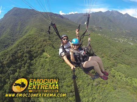 EL VUELO EN PARAPENTE te llevara a sobre las Montañas de Monterrey, N.L. En la modalidad de PARAPENTE TÁNDEM ó biplaza. Cursos, precios, fotos y videos aquí.