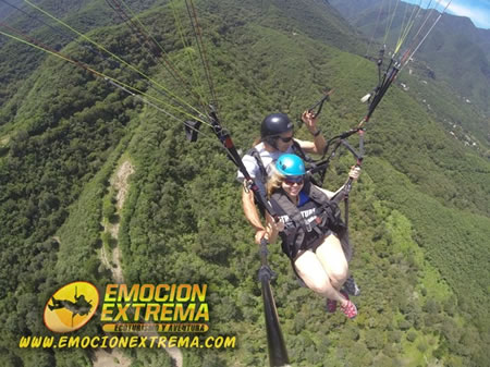 EL VUELO EN PARAPENTE te llevara a sobre las Montañas de Monterrey, N.L. En la modalidad de PARAPENTE TÁNDEM ó biplaza. Cursos, precios, fotos y videos aquí.