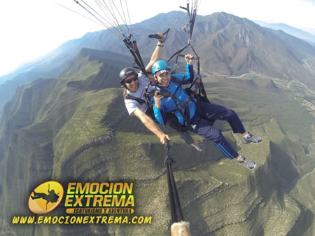 EL VUELO EN PARAPENTE te llevara a sobre las Montañas de Monterrey, N.L. En la modalidad de PARAPENTE TÁNDEM ó biplaza. Cursos, precios, fotos y videos aquí.