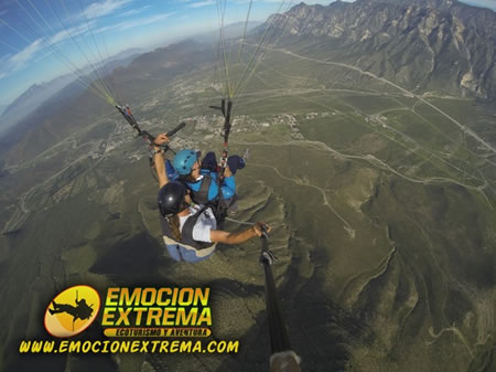 EL VUELO EN PARAPENTE te llevara a sobre las Montañas de Monterrey, N.L. En la modalidad de PARAPENTE TÁNDEM ó biplaza. Cursos, precios, fotos y videos aquí.