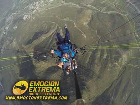 EL VUELO EN PARAPENTE te llevara a sobre las Montañas de Monterrey, N.L. En la modalidad de PARAPENTE TÁNDEM ó biplaza. Cursos, precios, fotos y videos aquí.