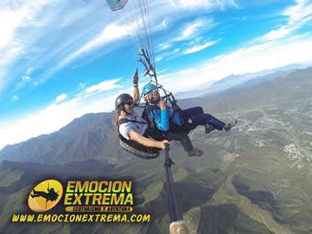 EL VUELO EN PARAPENTE te llevara a sobre las Montañas de Monterrey, N.L. En la modalidad de PARAPENTE TÁNDEM ó biplaza. Cursos, precios, fotos y videos aquí.