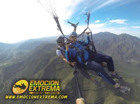 EL VUELO EN PARAPENTE te llevara a sobre las Montañas de Monterrey, N.L. En la modalidad de PARAPENTE TÁNDEM ó biplaza. Cursos, precios, fotos y videos aquí.